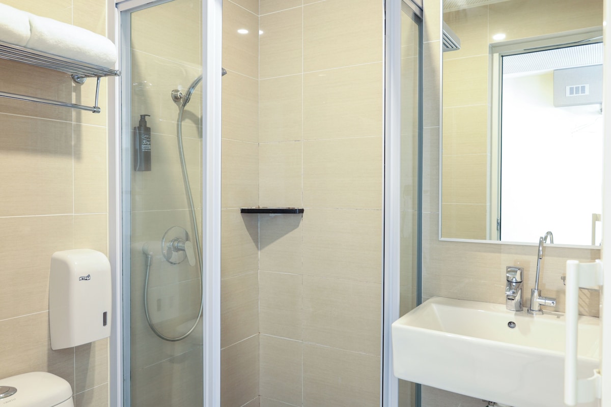 Dusche, kostenlose Toilettenartikel, Haartrockner, Handtücher