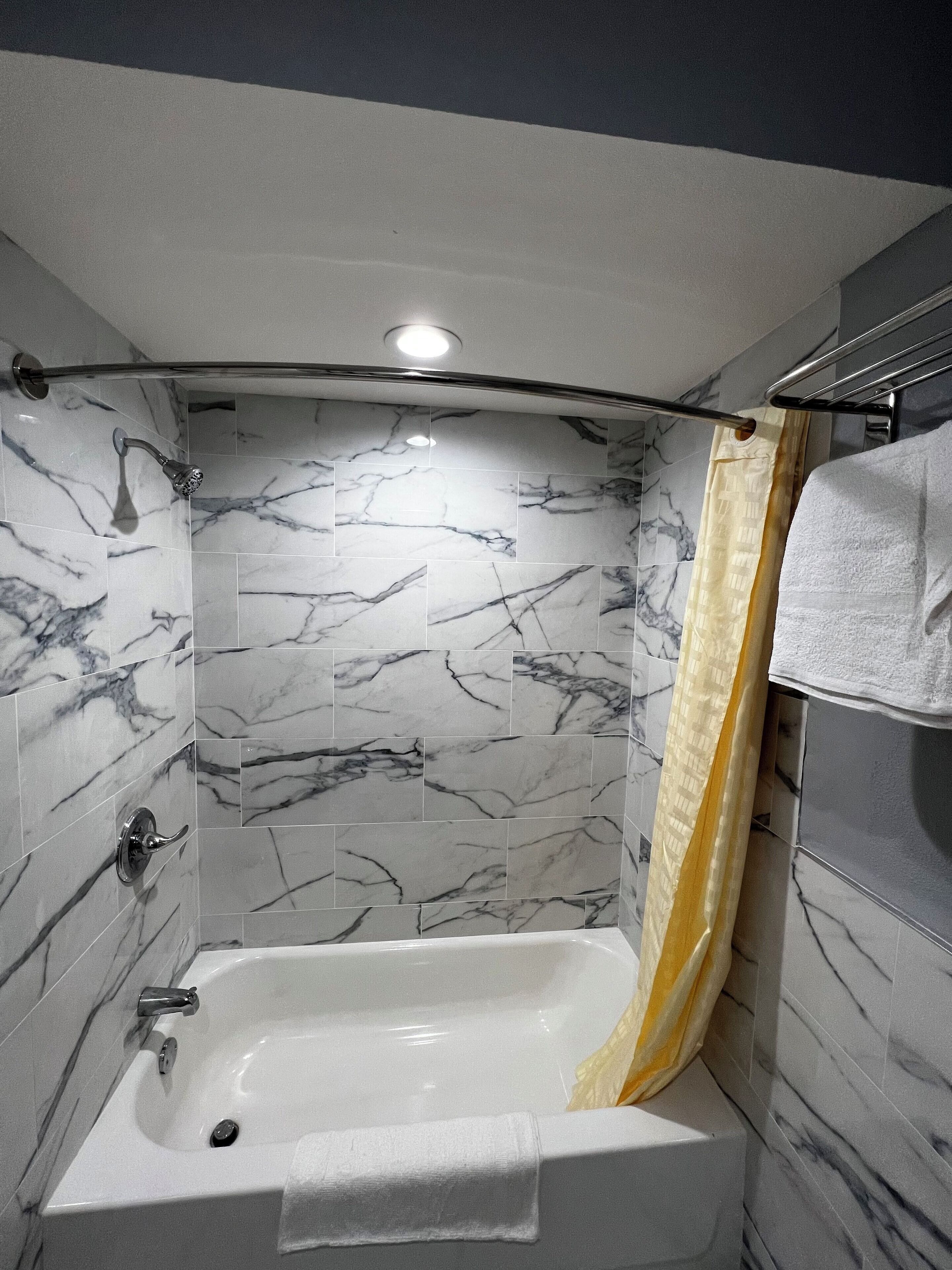 Deluxe Single Room | Bathroom | Combined shower/tub, towels