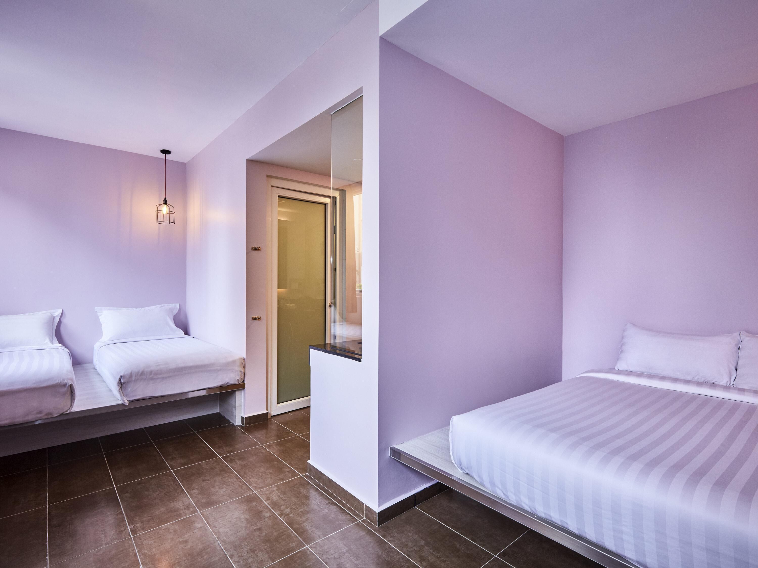 Habitación doble Deluxe, varias camas | Escritorio, tabla de planchar con plancha, wifi gratis y ropa de cama 
