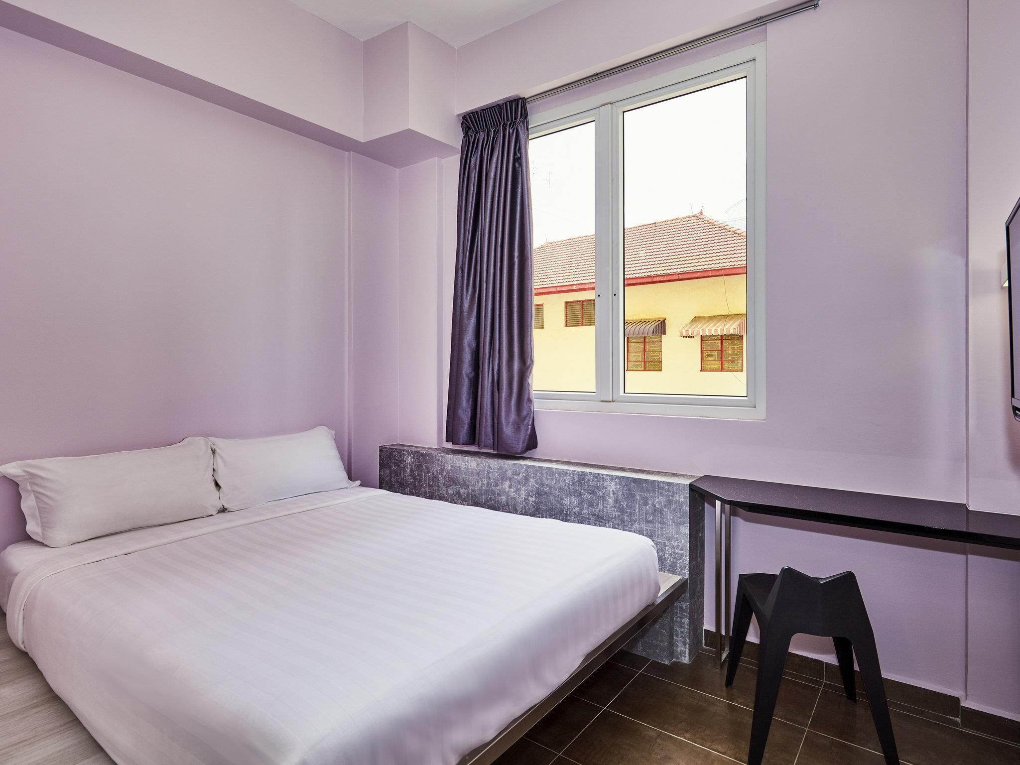 Habitación Deluxe doble, 1 cama doble | Escritorio, tabla de planchar con plancha, wifi gratis y ropa de cama