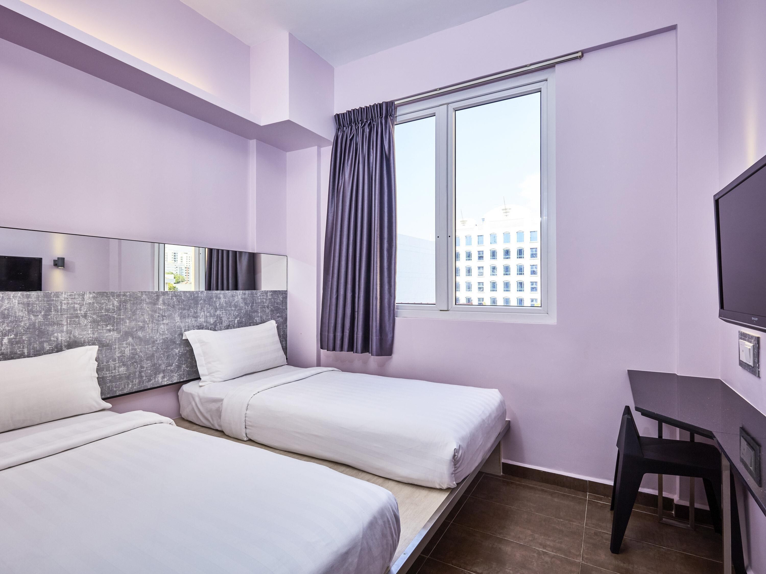 Habitación superior, 2 camas individuales | Escritorio, tabla de planchar con plancha, wifi gratis y ropa de cama 