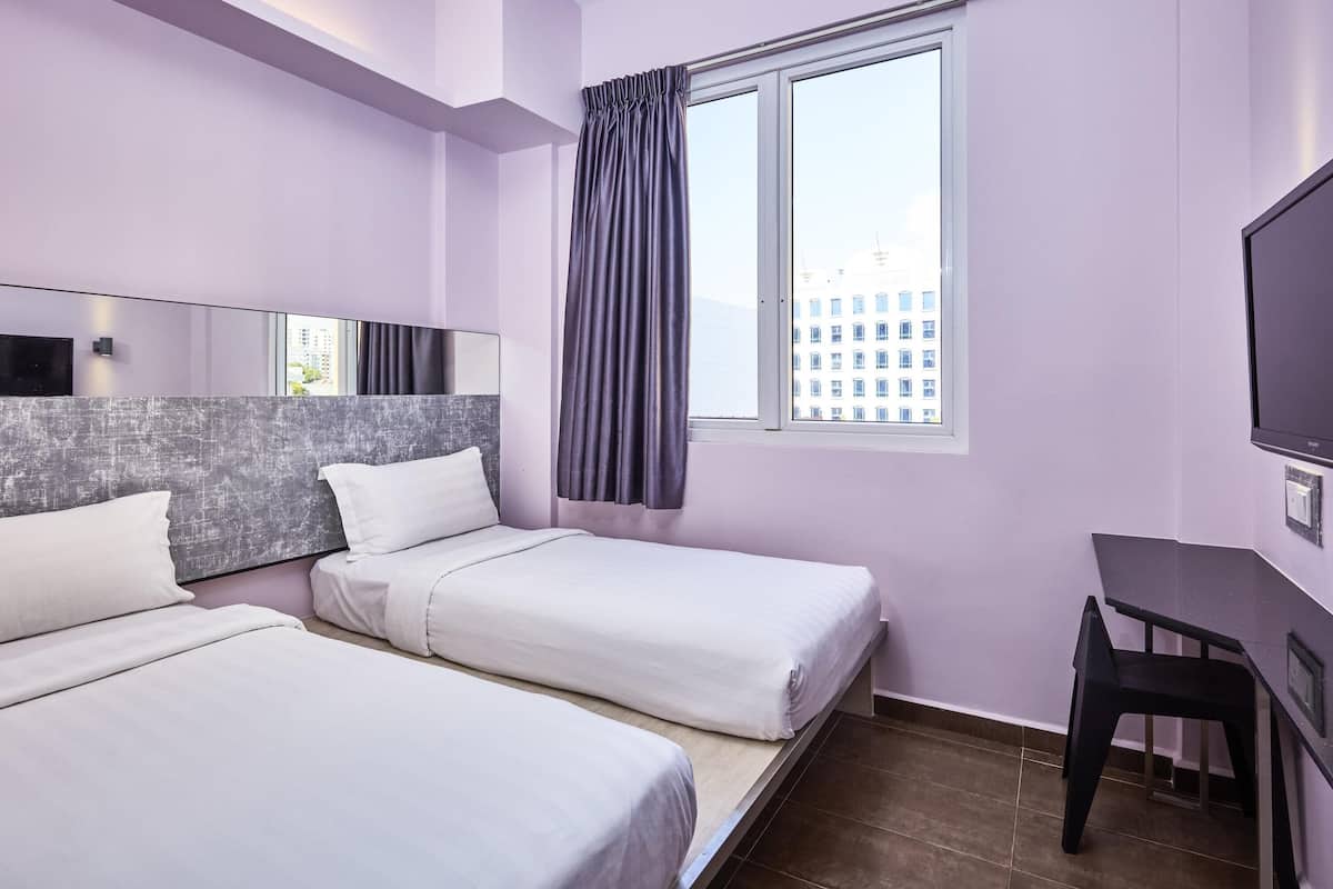 Habitación superior, 2 camas individuales | Escritorio, tabla de planchar con plancha, wifi gratis y ropa de cama