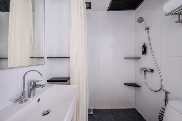 Shower, free toiletries, hair dryer, towels