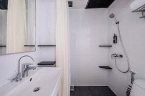 Een douche, gratis toiletartikelen, een haardroger, handdoeken