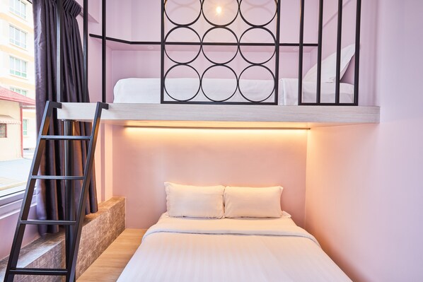 Habitación Deluxe doble, varias camas | Escritorio, tabla de planchar con plancha, wifi gratis y ropa de cama