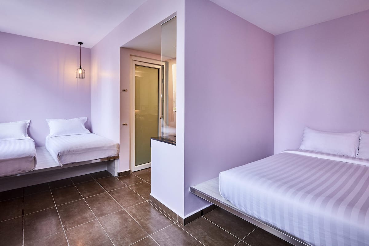 Deluxe-Doppelzimmer, Mehrere Betten | Schreibtisch, Bügeleisen/Bügelbrett, kostenloses WLAN, Bettwäsche