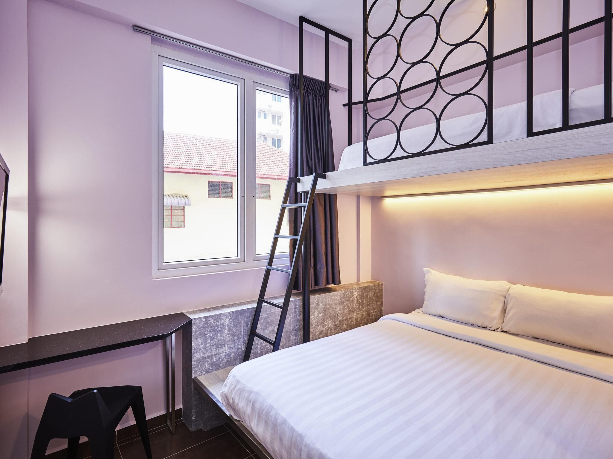 Habitación Deluxe doble, varias camas | Escritorio, tabla de planchar con plancha, wifi gratis y ropa de cama