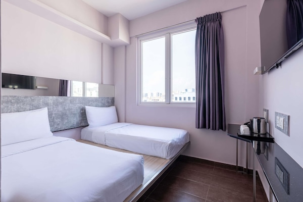 Escritorio, tabla de planchar con plancha, wifi gratis y ropa de cama