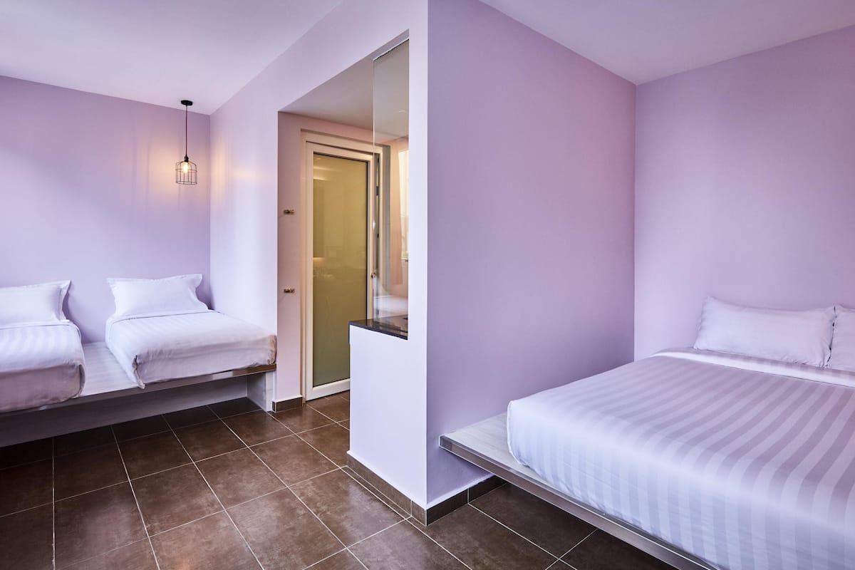 Habitación doble Deluxe, varias camas | Caja de seguridad en la habitación y escritorio