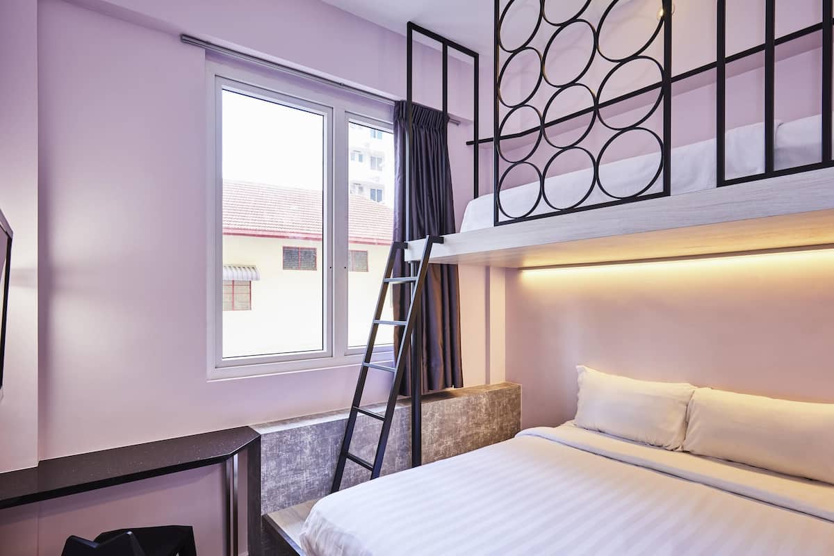 Habitación doble Deluxe, varias camas | Escritorio, tabla de planchar con plancha, wifi gratis y ropa de cama