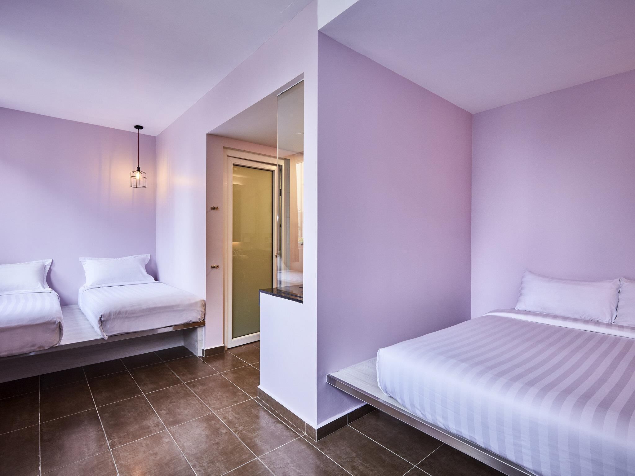 Deluxe dubbelrum - flera sängar | Värdeförvaringsskåp på rummet, skrivbord och strykjärn/strykbräda