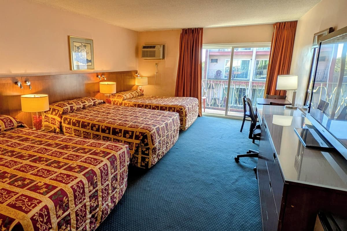 Deluxe Triple Room | Escrivaninha, Wi-Fi de cortesia
