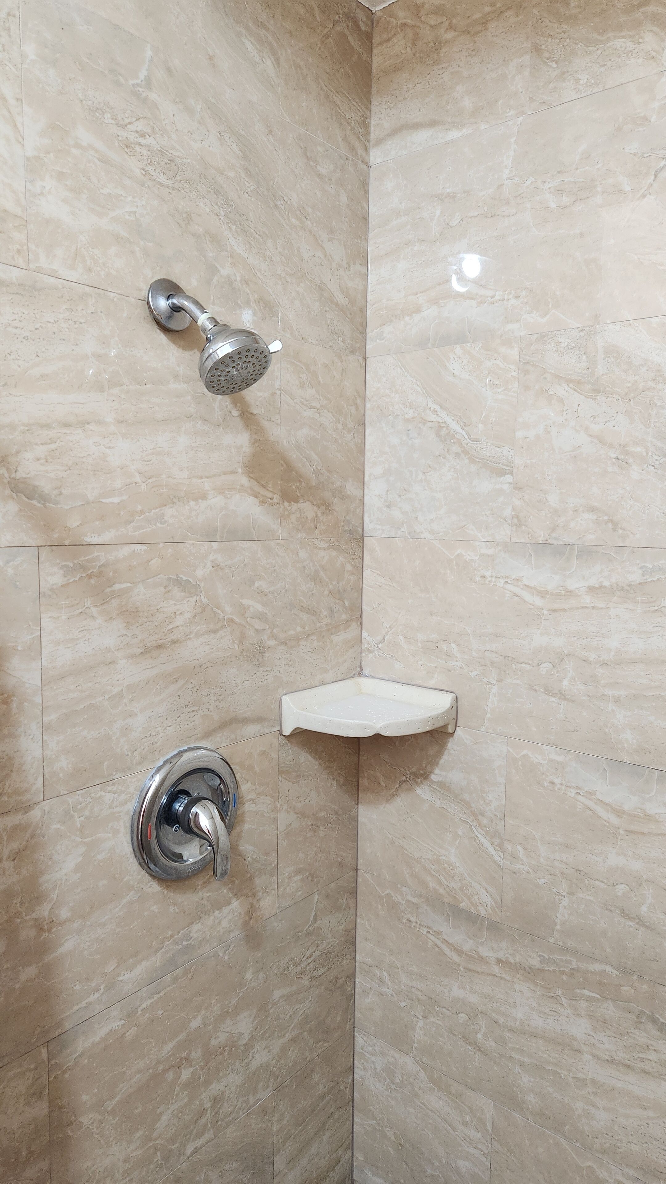 Deluxe Triple Room | Bathroom | Shower, free toiletries, towels