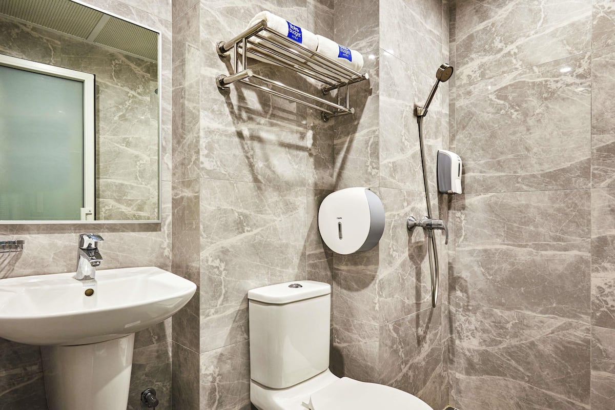 Een bureau, een strijkplank/strijkijzer, gratis wifi, beddengoed