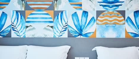 Habitación doble superior, varias camas | Escritorio, tabla de planchar con plancha, wifi gratis y ropa de cama