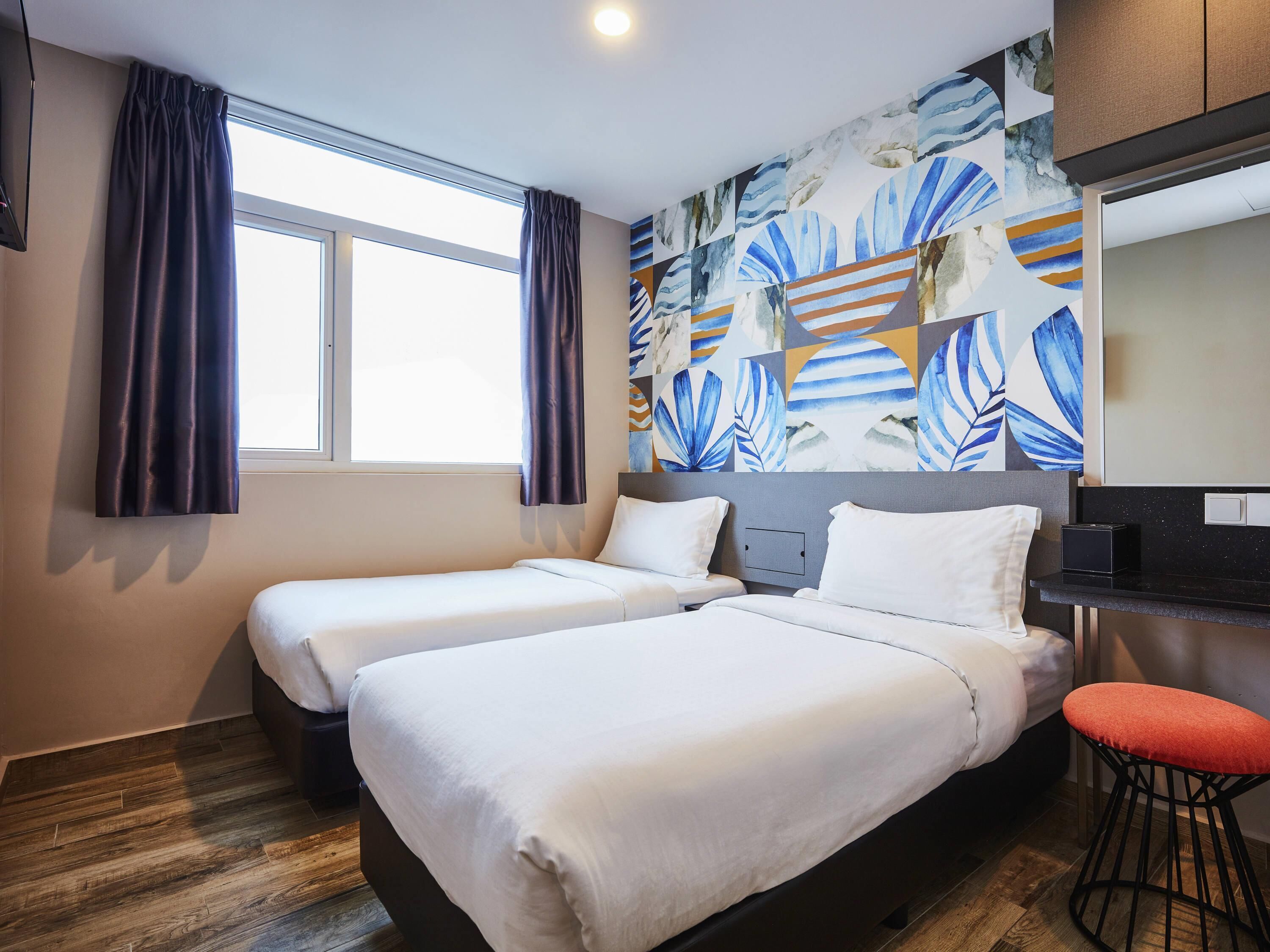 Quarto superior, 2 camas de solteiro | Escrivaninha, ferros/tábuas de passar roupa, Wi-Fi de cortesia