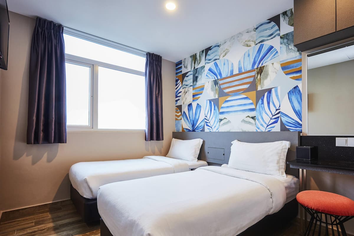 Quarto superior, 2 camas de solteiro | Escrivaninha, ferros/tábuas de passar roupa, Wi-Fi de cortesia
