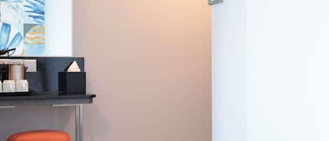 Un baño moderno con encimera negra, toallero y retrete.