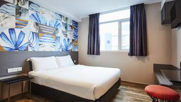 Escritorio, tabla de planchar con plancha, wifi gratis y ropa de cama