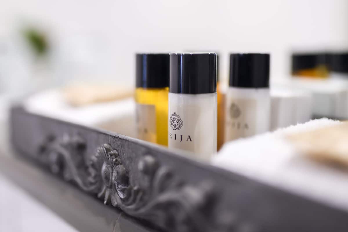 arbutus suite | bathroom | shower, free toiletries, hair dryer, towels