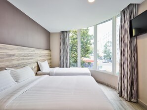 Habitación Deluxe doble, varias camas | Tabla de planchar con plancha, wifi gratis, ropa de cama