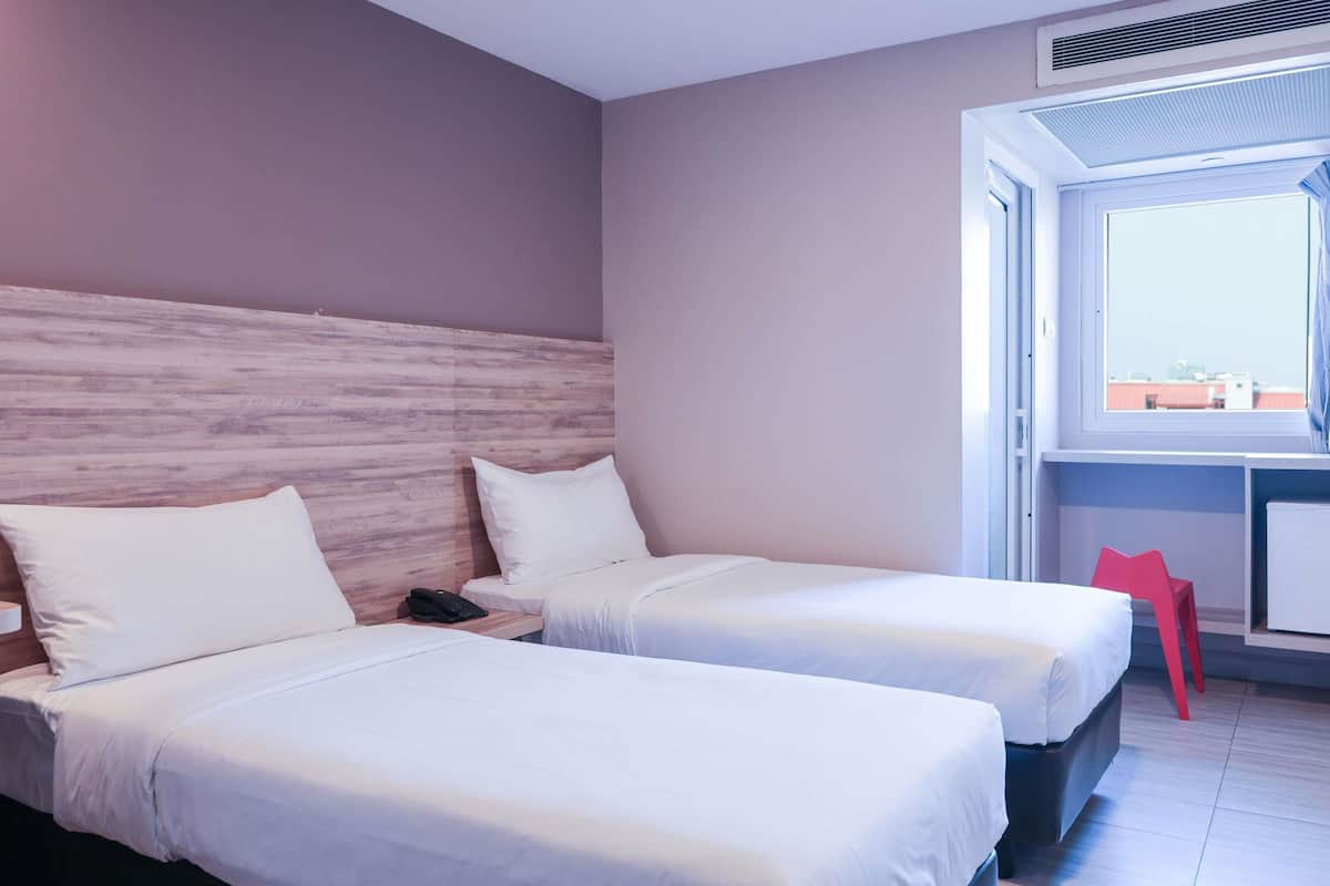 Quarto luxo, 2 camas de solteiro | Ferros/tábuas de passar roupa, Wi-Fi de cortesia, roupa de cama