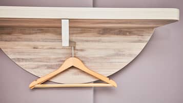 Tabla de planchar con plancha, wifi gratis y ropa de cama