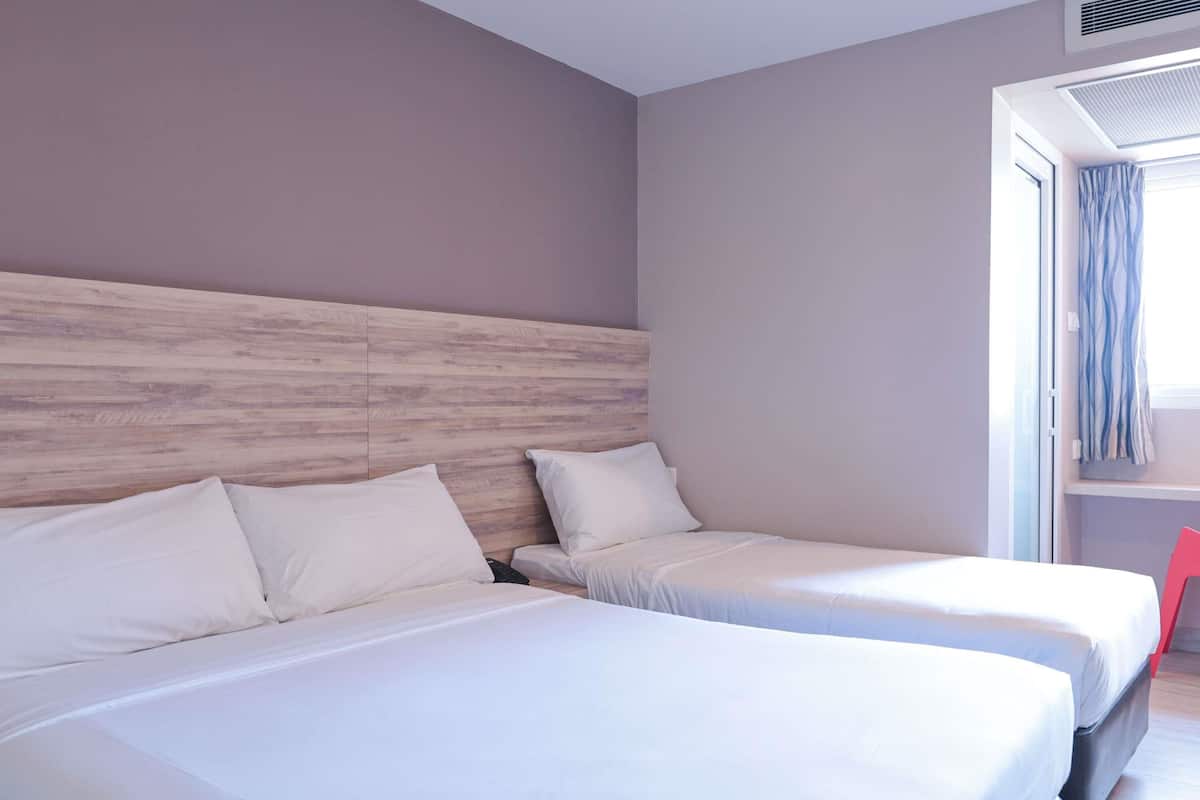 Quarto casal superior, várias camas | Ferros/tábuas de passar roupa, Wi-Fi de cortesia, roupa de cama