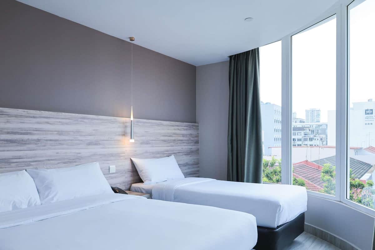 Quarto casal luxo, várias camas | Ferros/tábuas de passar roupa, Wi-Fi de cortesia, roupa de cama
