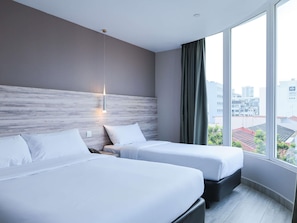 Quarto casal luxo, várias camas | Ferros/tábuas de passar roupa, Wi-Fi de cortesia, roupa de cama