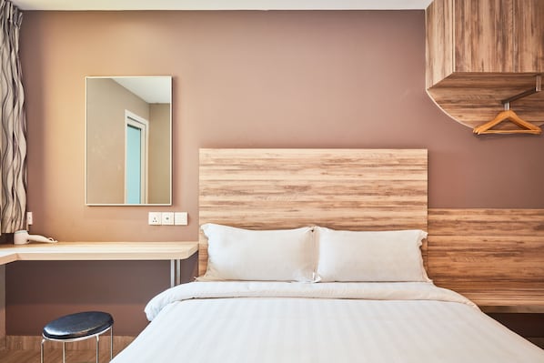 Tabla de planchar con plancha, wifi gratis y ropa de cama 