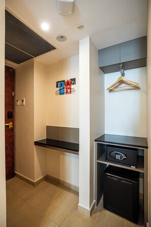 Iron/ironing board, free WiFi, bed sheets