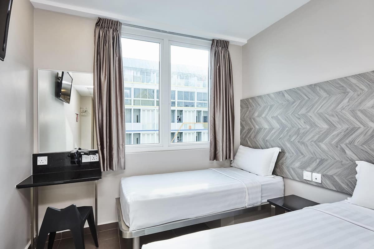 Een bureau, een strijkplank/strijkijzer, gratis wifi, beddengoed