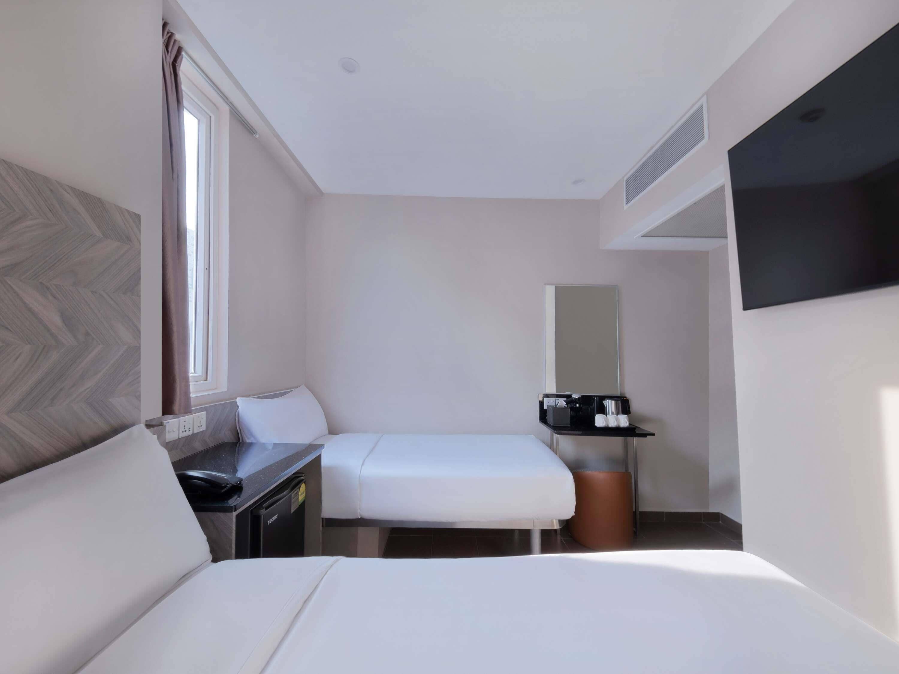 Escritorio, tabla de planchar con plancha, wifi gratis y ropa de cama 
