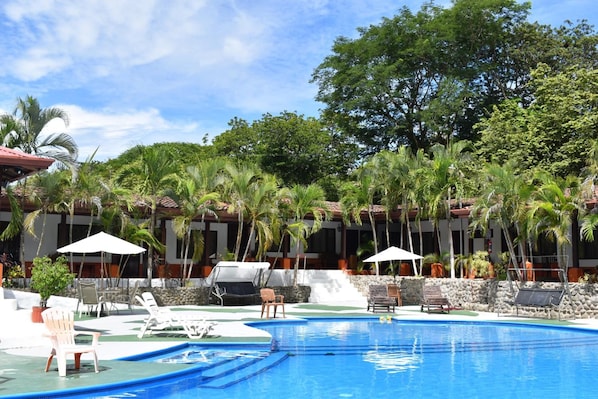 Outdoor pool, pool umbrellas, pool loungers - Hotel Hacienda Mar (Puerto Carrillo)