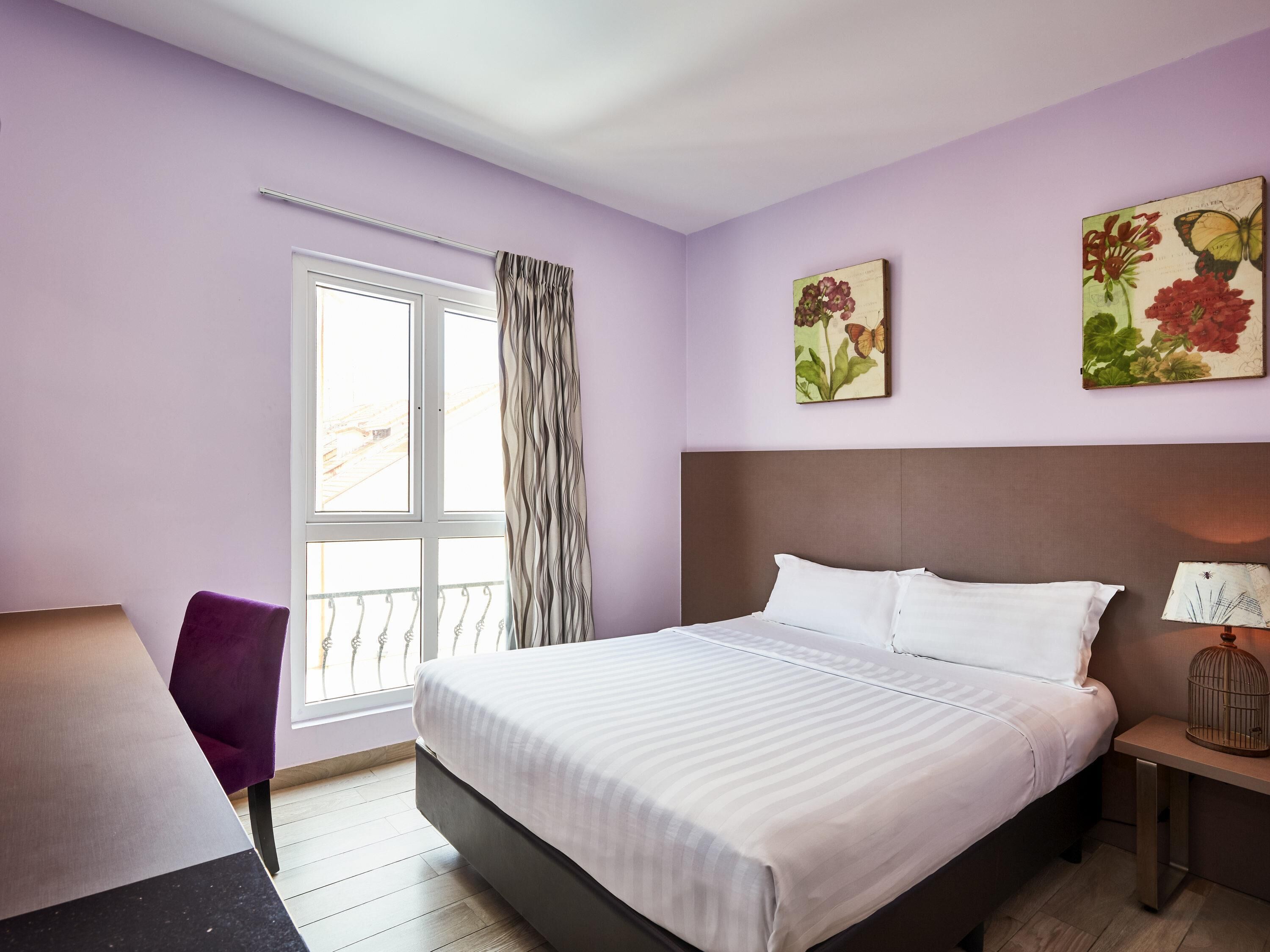 Escritorio, tabla de planchar con plancha, wifi gratis y ropa de cama 