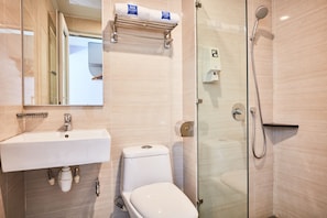 Douche, articles de toilette gratuits, sèche-cheveux