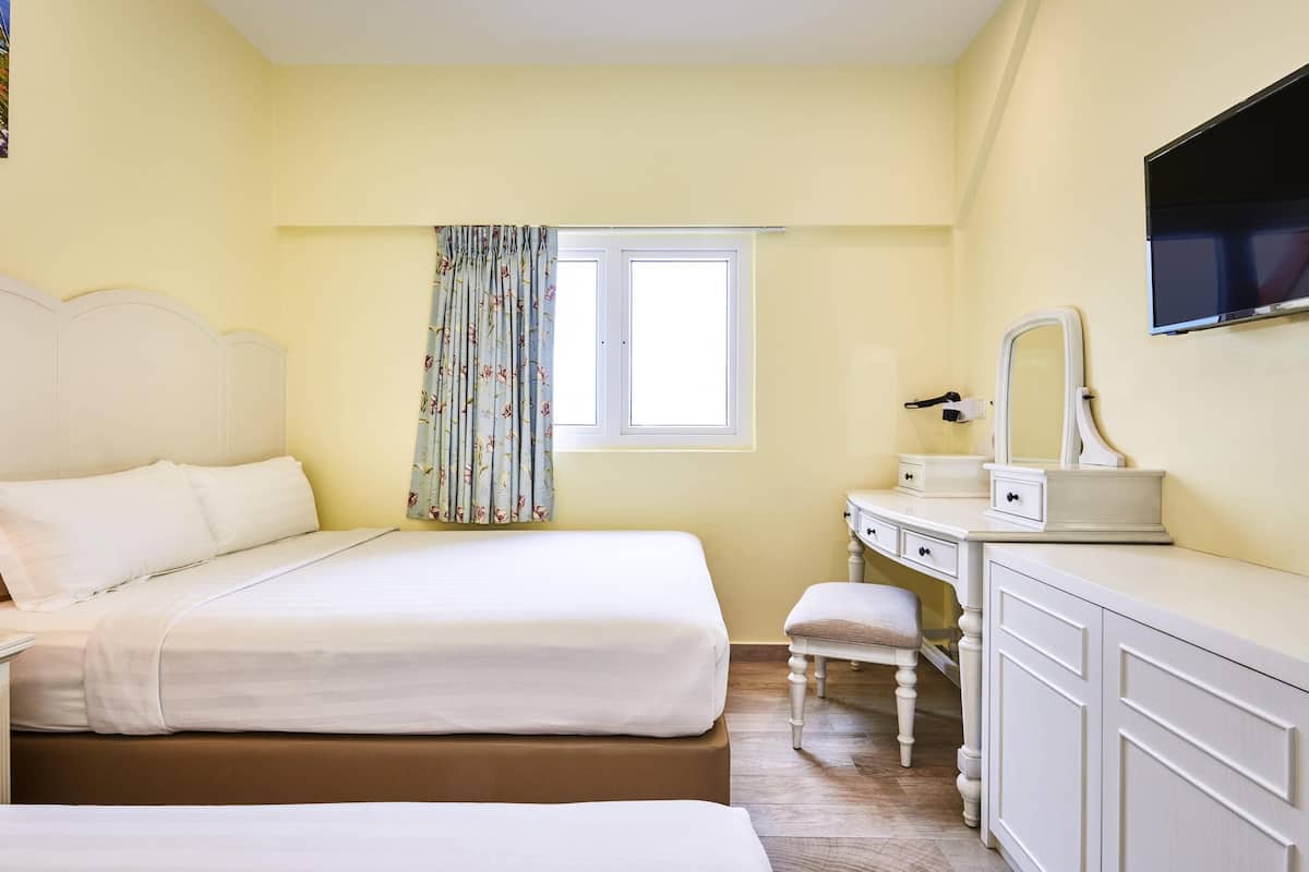 Habitación doble superior, varias camas | Escritorio, tabla de planchar con plancha, wifi gratis y ropa de cama