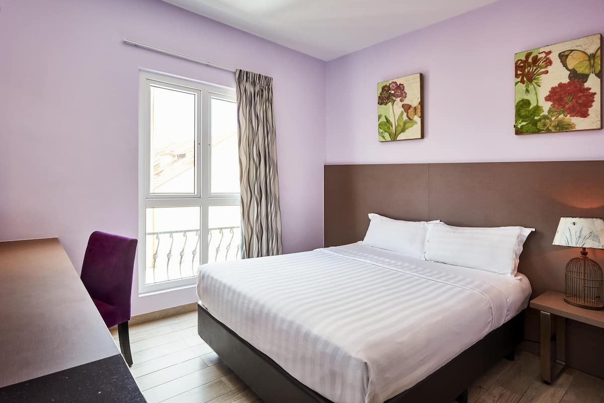 Habitación doble superior, 1 cama matrimonial | Escritorio, tabla de planchar con plancha, wifi gratis y ropa de cama