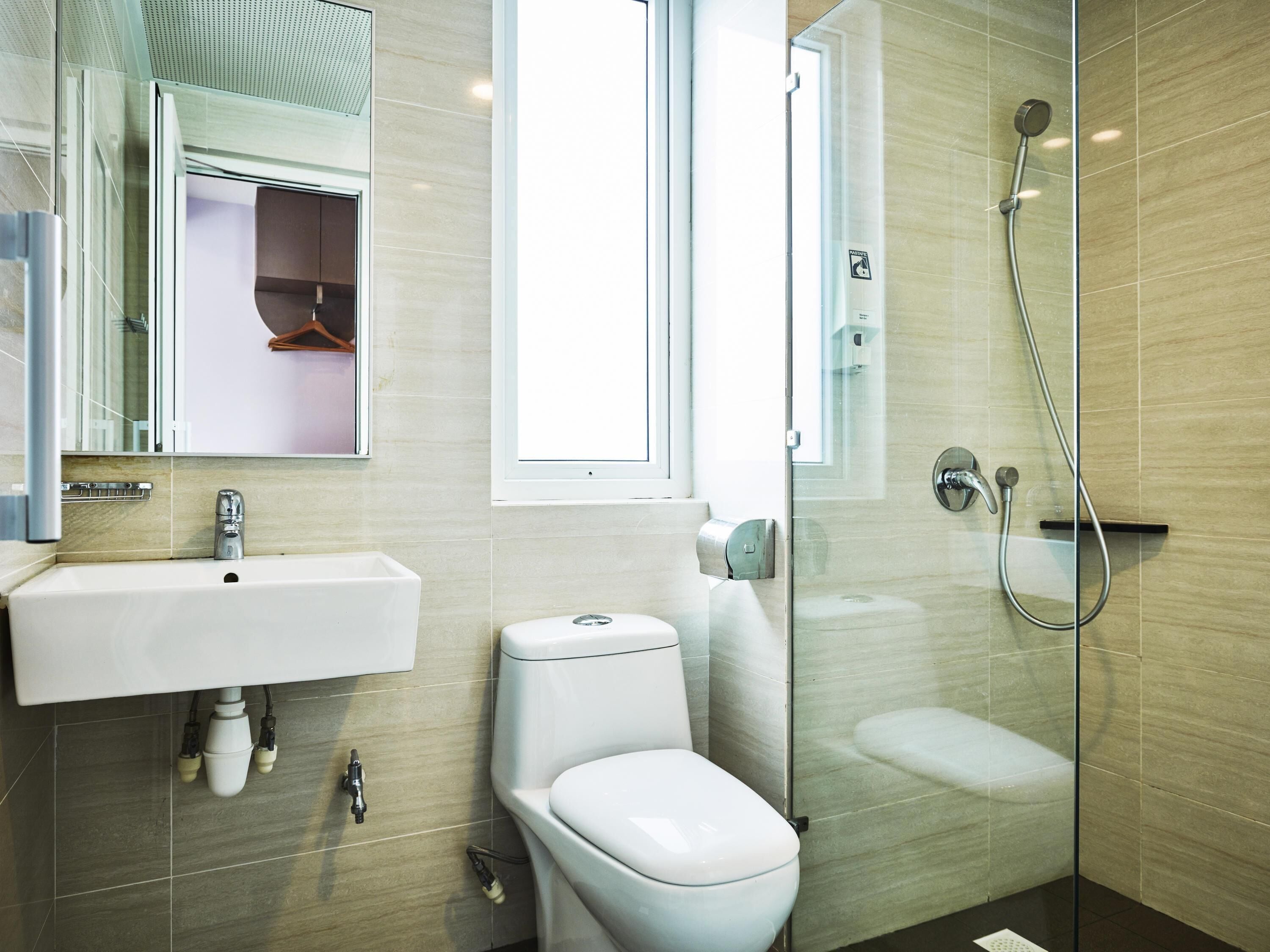 Escritorio, tabla de planchar con plancha, wifi gratis y ropa de cama 