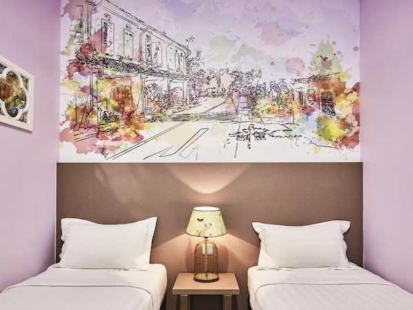 Quarto de hotel com duas camas, uma luminária na parede e uma grande pintura de paisagem urbana.