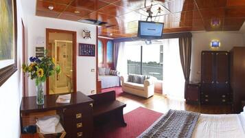 Family Room | In-room safe, desk, soundproofing, bed sheets