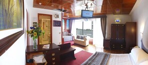 家庭房 | 客房内保险箱、办公桌、隔音、床单