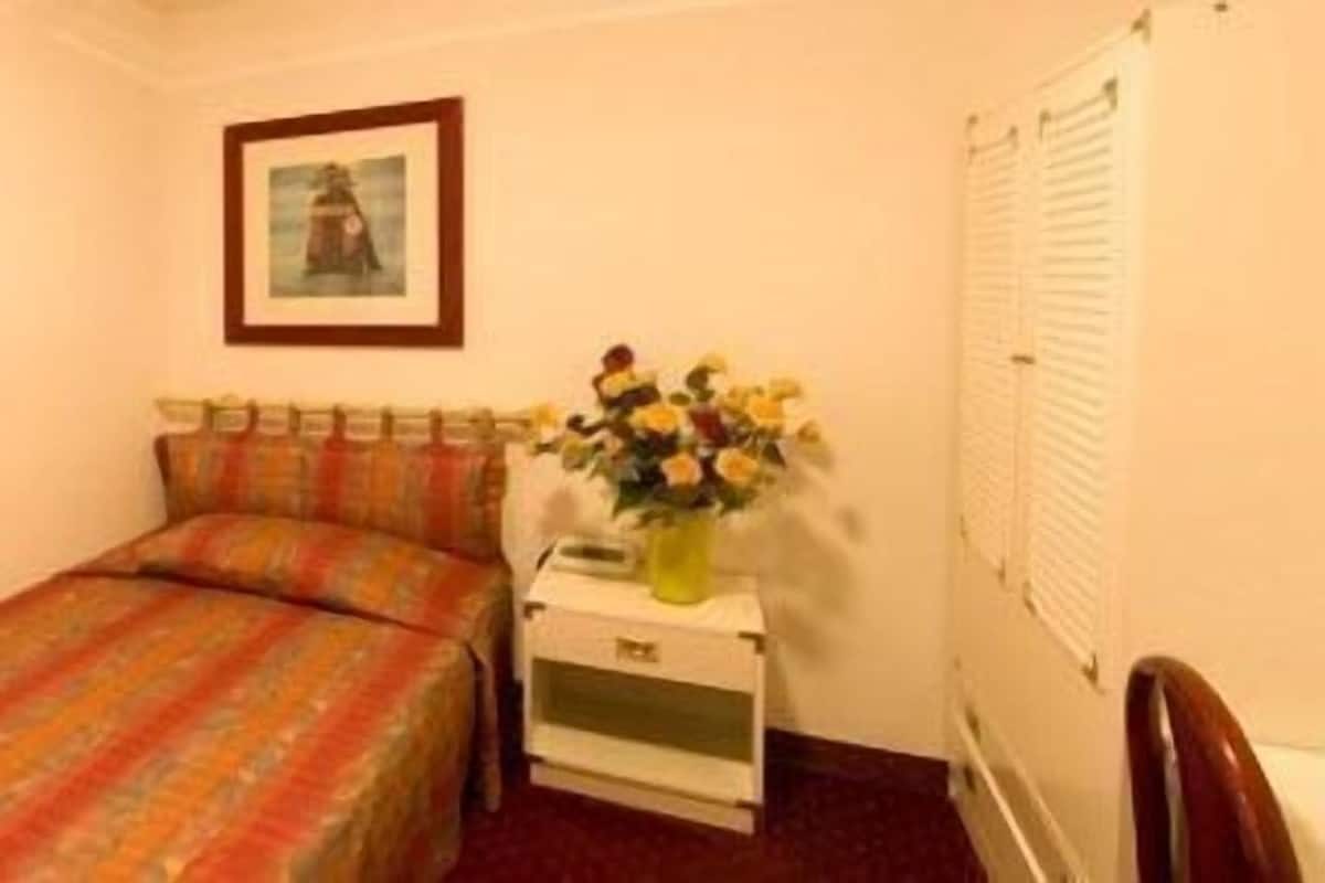 Chambre Simple | Coffres-forts dans les chambres, bureau, chambres insonorisées