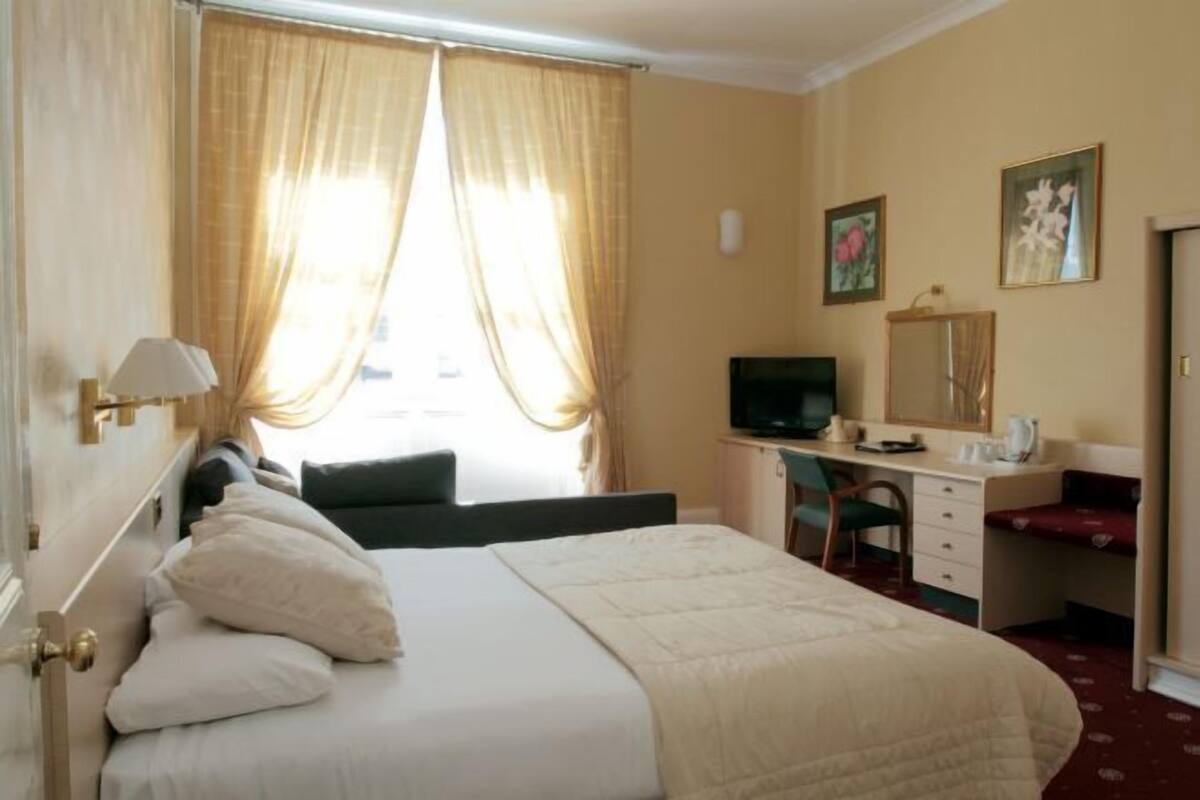 Egyptian cotton sheets, premium bedding, in-room safe, desk