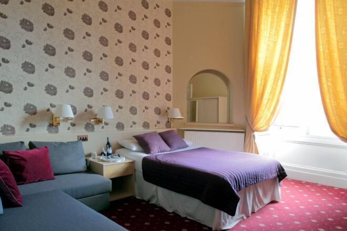 Egyptian cotton sheets, premium bedding, in-room safe, desk