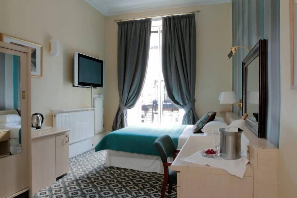 Egyptian cotton sheets, premium bedding, in-room safe, desk