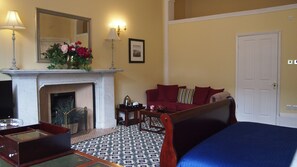 أغطية فراش  متميزة وخزنة داخل الغرفة وبديكورات فريدة لكل غرفة ومكتب