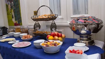 Desayuno continental diario (GBP 9.50 por persona)