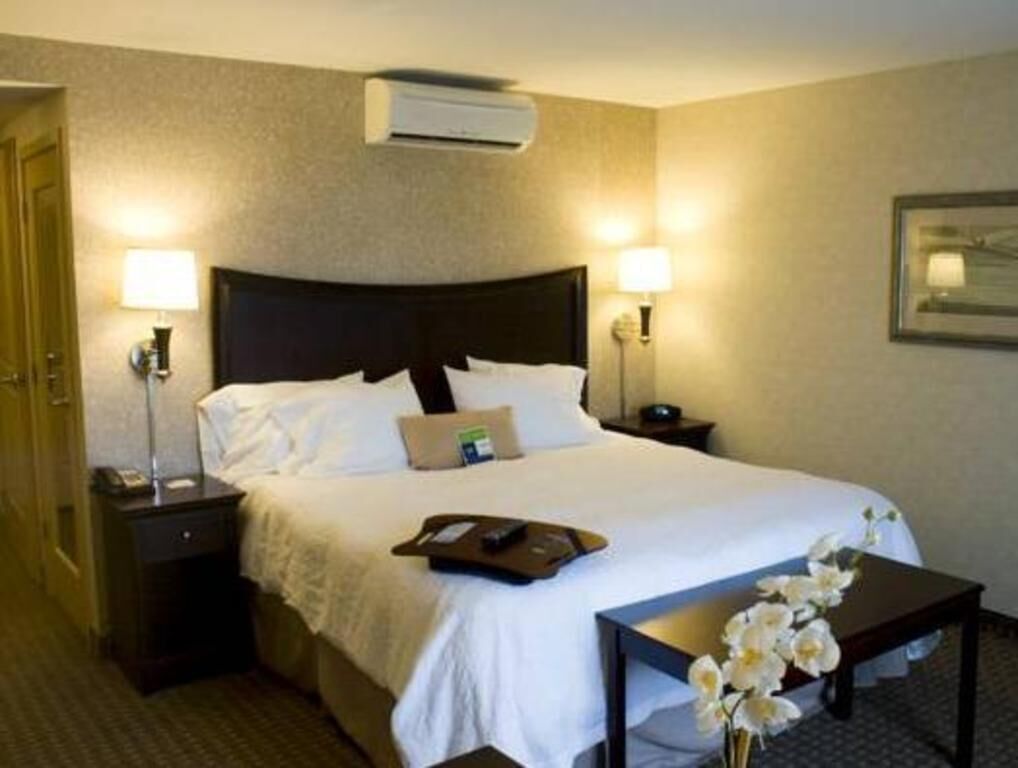 Skrivebord, blendingsgardiner, lydisolert og strykejern/-brett